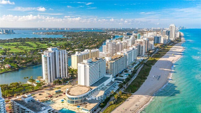 5555 Collins Ave in Miami, FL - Foto de edificio - Building Photo
