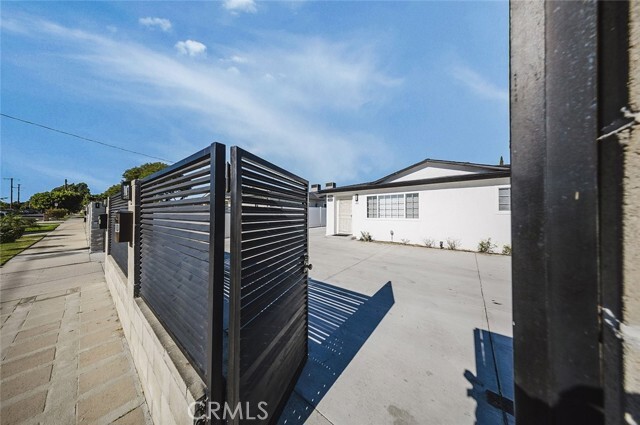 10501 Cantara St in Los Angeles, CA - Building Photo - Building Photo