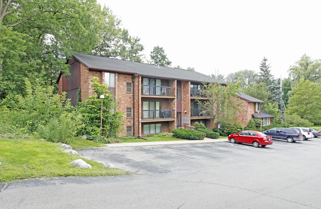 Village East Apartments in Lake Orion, MI - Building Photo