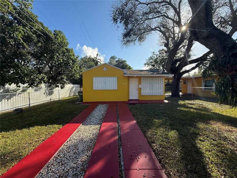 14215 NE 9th Ave in North Miami, FL - Building Photo