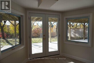 259 Glenway Cir in Newmarket, ON - Building Photo - Building Photo