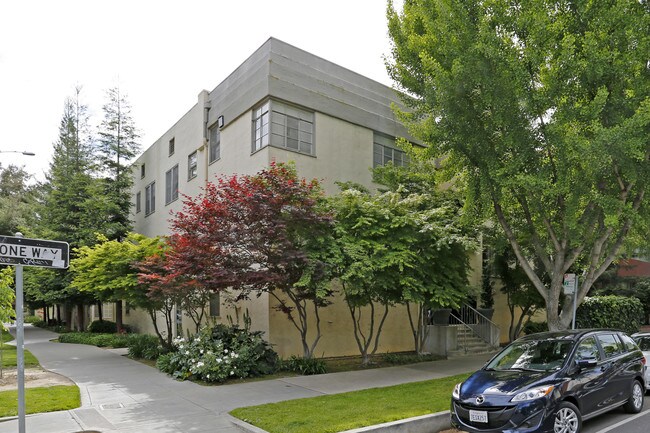 17th & N Apartments in Sacramento, CA - Building Photo - Building Photo