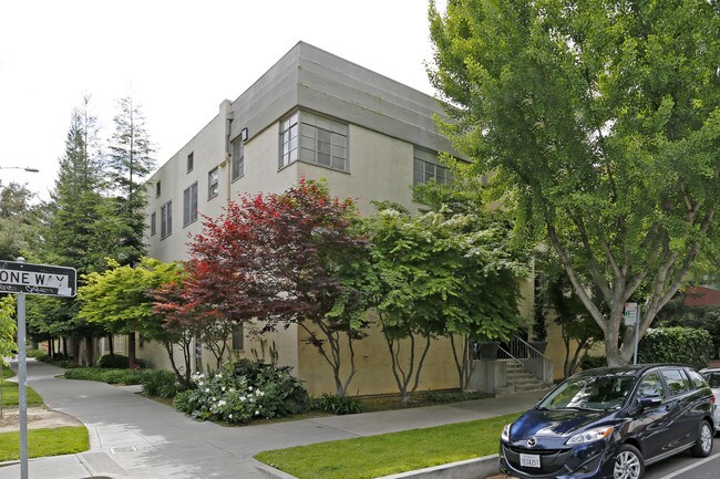 17th & N Apartments in Sacramento, CA - Foto de edificio - Building Photo