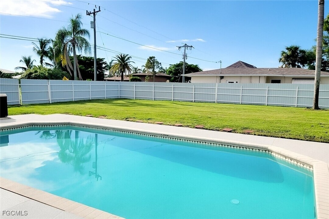 204 El Dorado Pkwy W in Cape Coral, FL - Building Photo