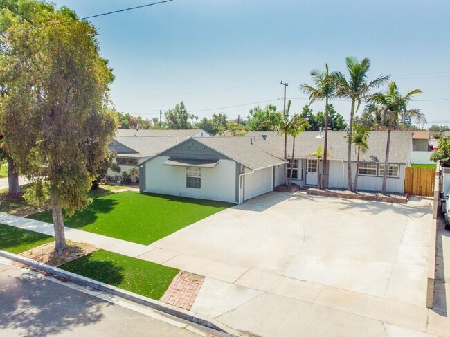 2944 W Skywood Cir in Anaheim, CA - Building Photo - Building Photo