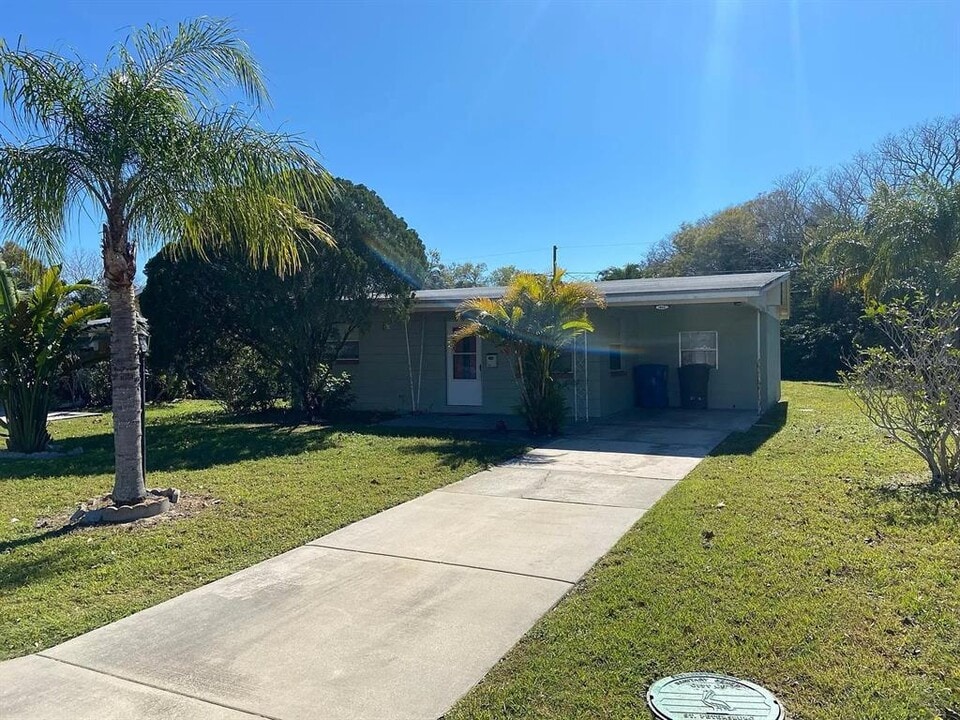 1110 61st Ave N in St. Petersburg, FL - Building Photo