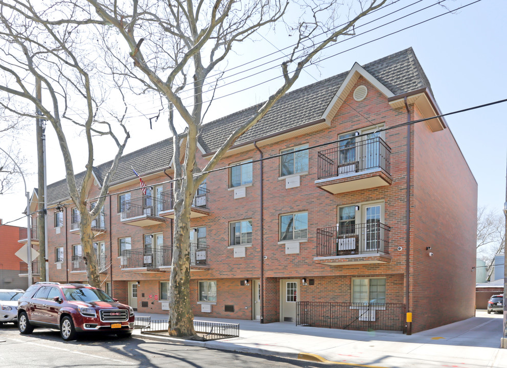 Glendale Plaza in Glendale, NY - Building Photo