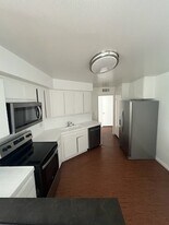 17440 Burbank Blvd, Unit 101 in Los Angeles, CA - Building Photo