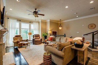 43 Colonial Row Dr in The Woodlands, TX - Foto de edificio - Building Photo