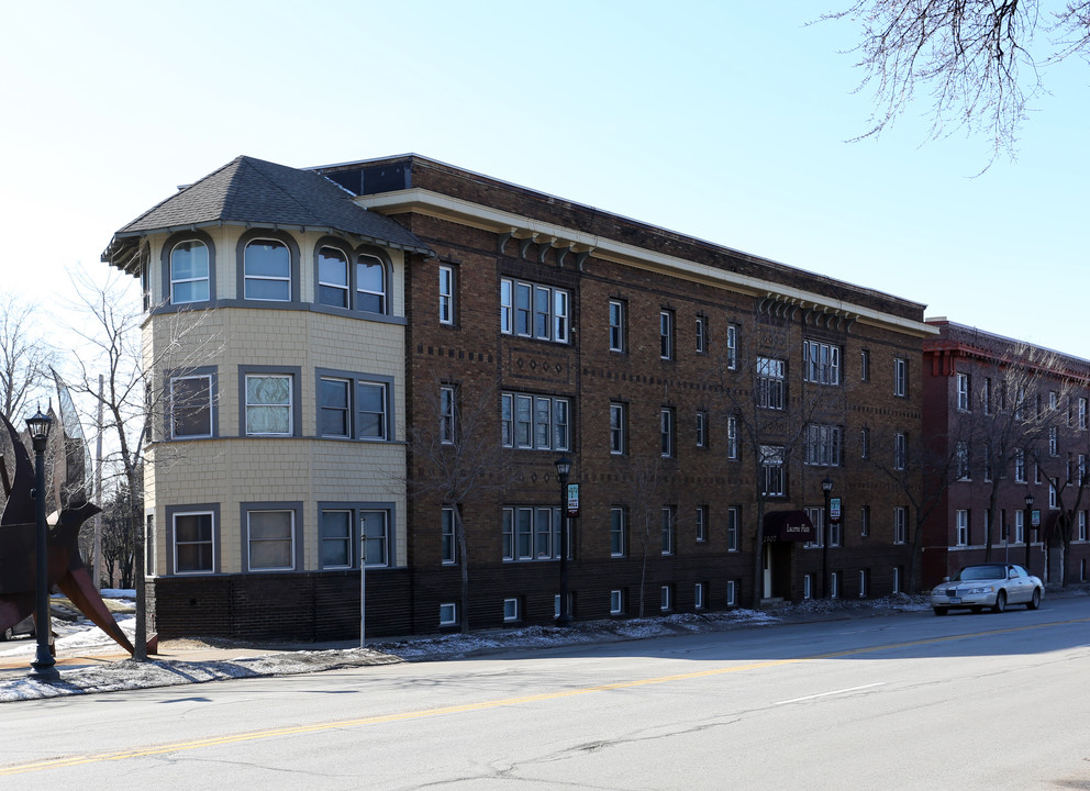 2107 Hennepin in Minneapolis, MN - Foto de edificio