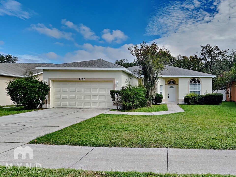 7137 Captiva Cir in New Port Richey, FL - Foto de edificio