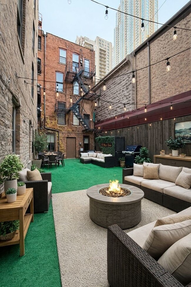 642 N Dearborn St in Chicago, IL - Building Photo - Building Photo