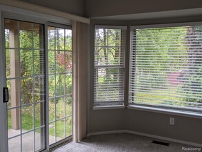 906 Whisperwood Dr in Fenton, MI - Building Photo - Building Photo
