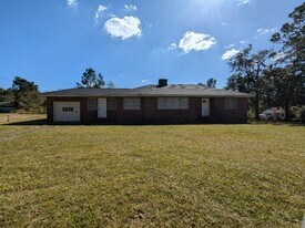 307-319 W Wesley Ave in Lyons, GA - Building Photo