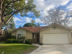 7192 N Ivanhoe Ave in Fresno, CA - Building Photo - Building Photo