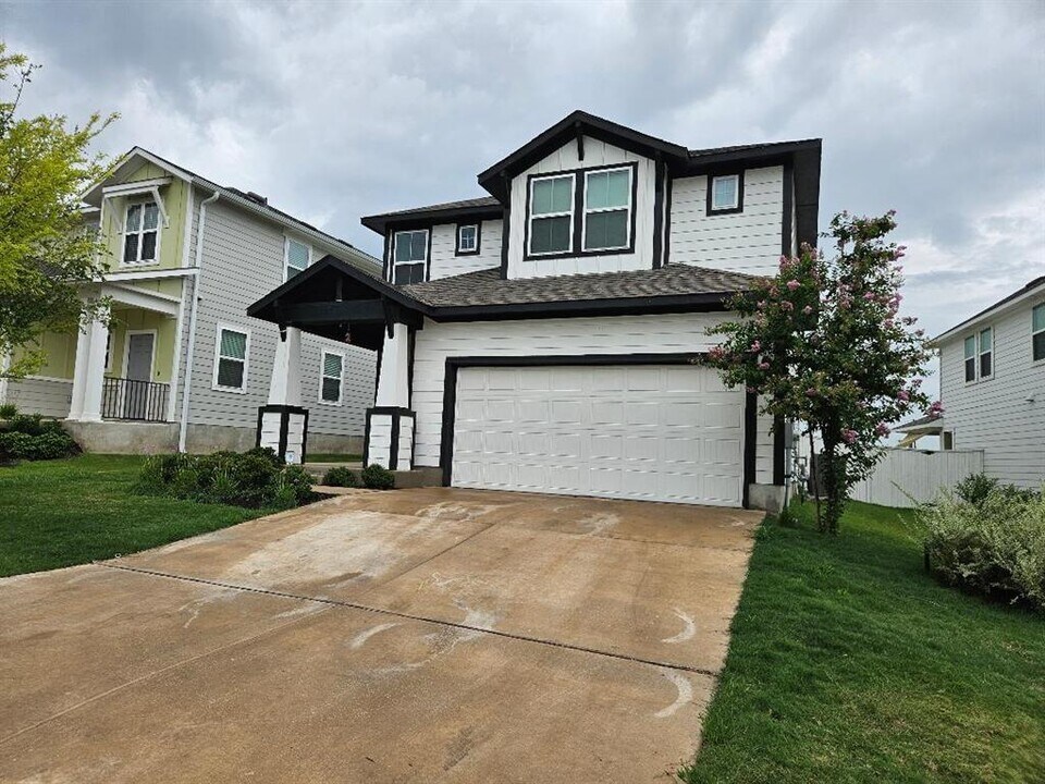 110 Lavender Ln in Elgin, TX - Building Photo