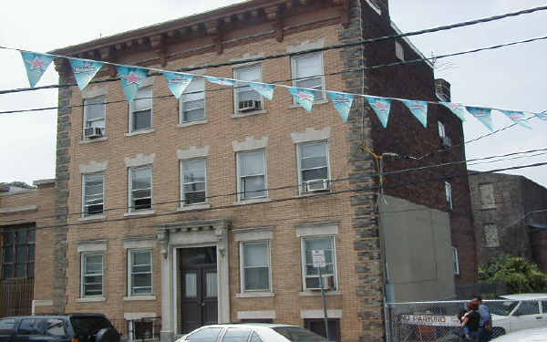 100 Monroe St in Newark, NJ - Foto de edificio - Building Photo