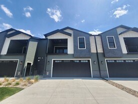 8617 W Shoreline Pl in Sioux Falls, SD - Building Photo