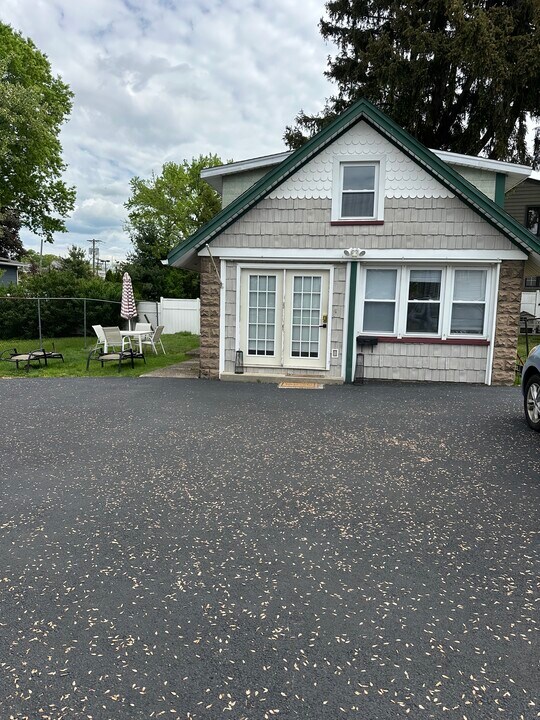 32 Stinson Pl, Unit Back House in Little Falls, NJ - Foto de edificio