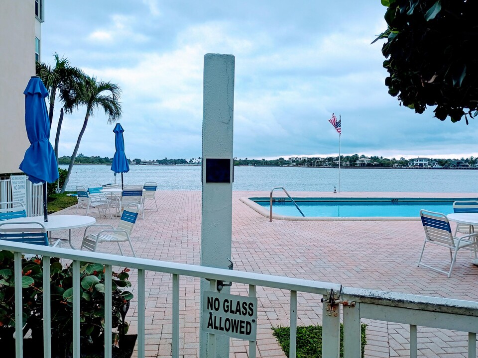 1810 New Palm Way in Boynton Beach, FL - Building Photo
