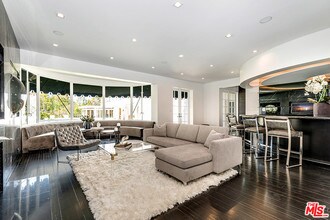 243 Delfern Dr in Los Angeles, CA - Building Photo - Building Photo