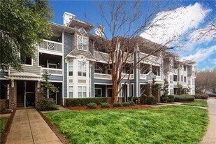 525 Olmsted Park Plz, Unit R in Charlotte, NC - Building Photo