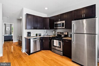 2551 Grays Ferry Ave-Unit -1 in Philadelphia, PA - Foto de edificio - Building Photo