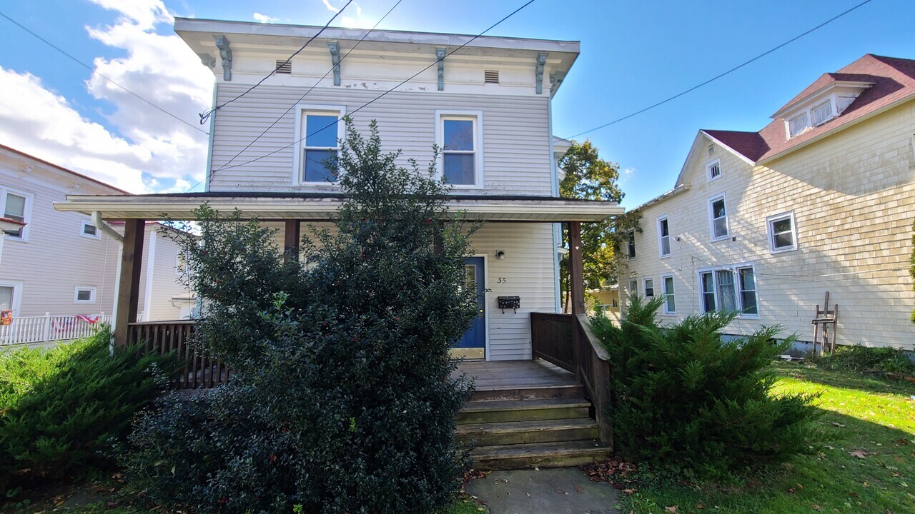 35 Grove St, Unit 2 in Oneonta, NY - Foto de edificio