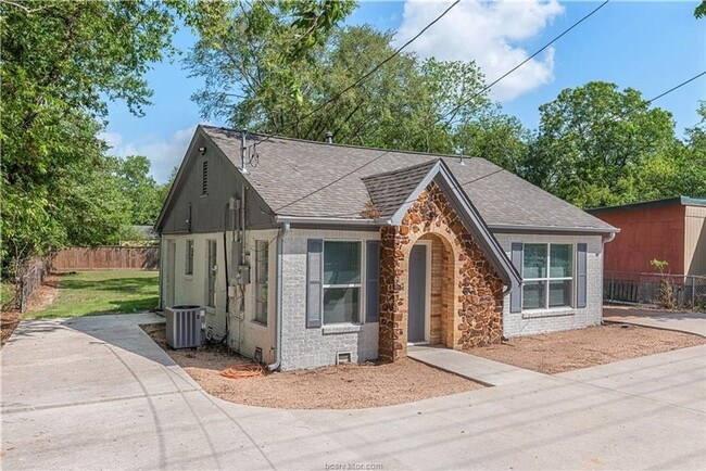 AUGUST PRE-LEASE!! Adorable 3/2 close to D in Bryan, TX - Building Photo - Building Photo