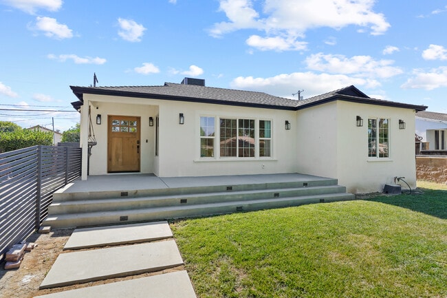6501 Hesperia Ave in Reseda, CA - Building Photo - Building Photo