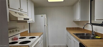 12662 Kenwood Ln, Unit B in Ft. Myers, FL - Building Photo - Building Photo