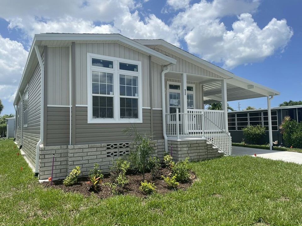 932 Zacapa Ave in Venice, FL - Foto de edificio