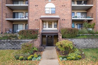 Chatham Place in Buffalo Grove, IL - Building Photo - Building Photo