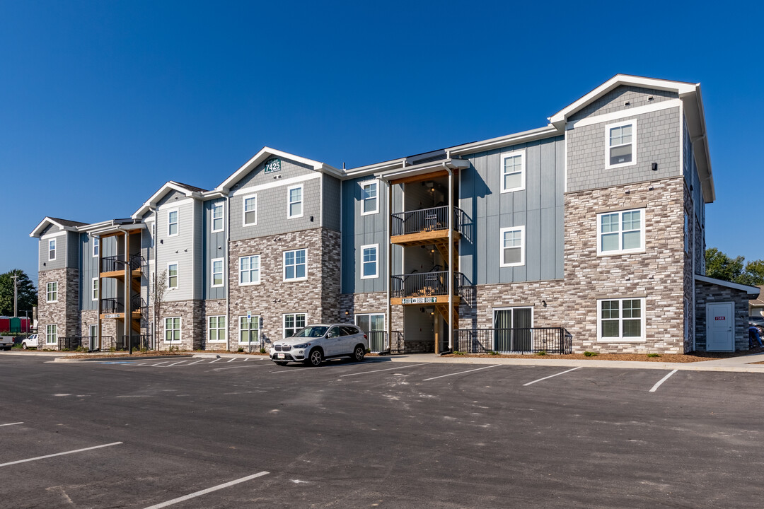 Hedge Lane Apartments in Shawnee, KS - Building Photo