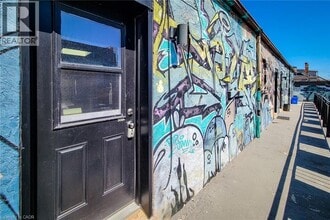308 Barton St E in Hamilton, ON - Building Photo - Building Photo