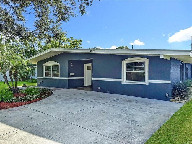 4219 Helena St NE in St. Petersburg, FL - Building Photo - Building Photo