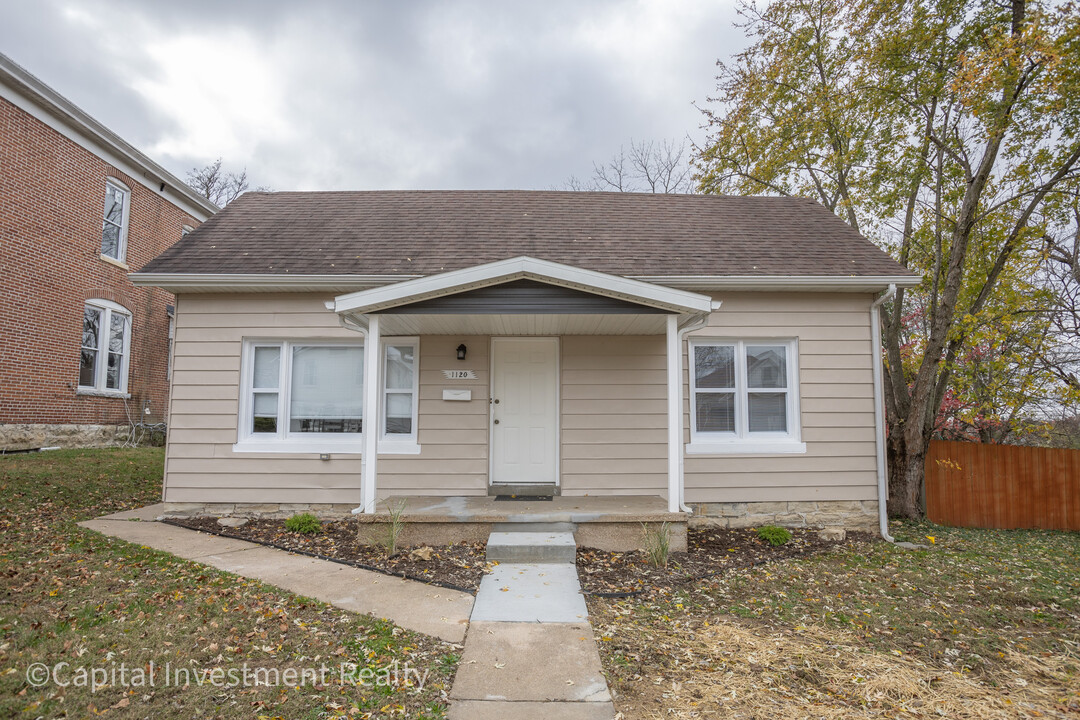 1120 E McCarty St in Jefferson City, MO - Foto de edificio