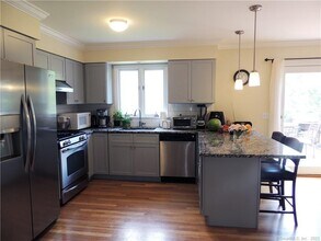211 Hunyadi Ave in Fairfield, CT - Building Photo - Building Photo