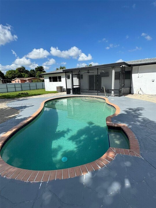 19601 NW 5th Pl in Miami, FL - Building Photo