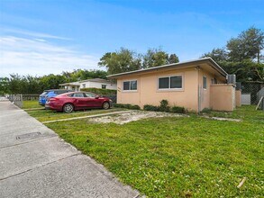 1460 NW 52nd St in Miami, FL - Building Photo - Building Photo