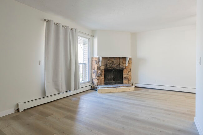 Windsor Green in Calgary, AB - Building Photo - Interior Photo