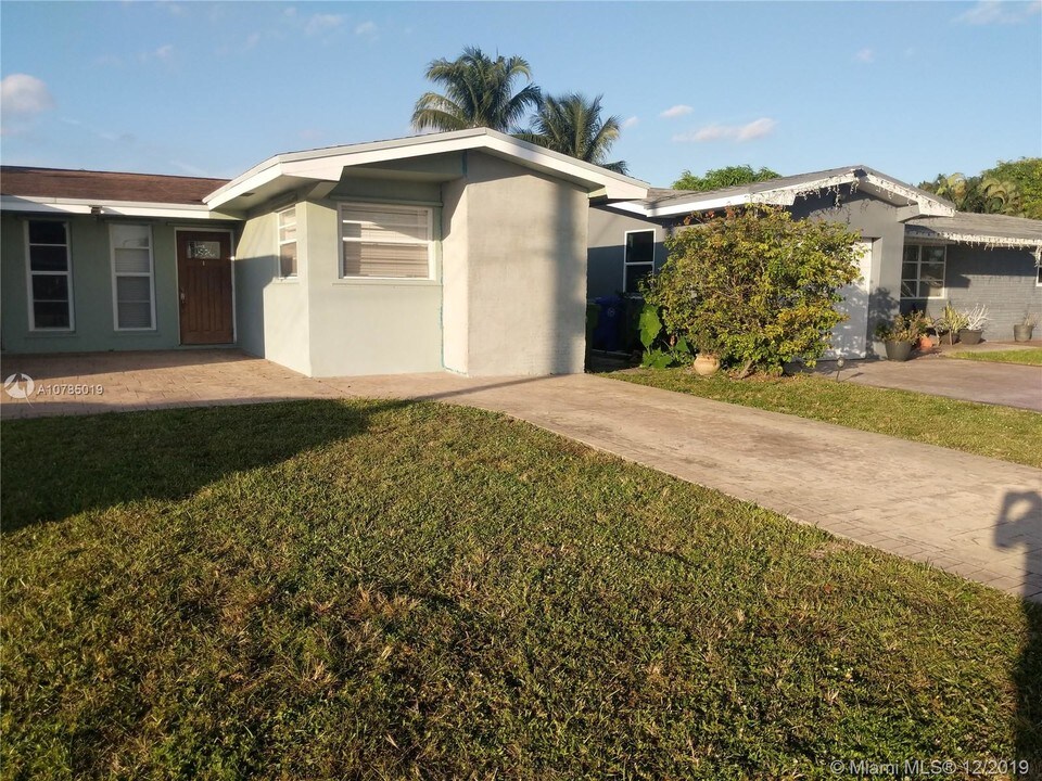 7921 NW 13th St-Unit -East in Pembroke Pines, FL - Building Photo