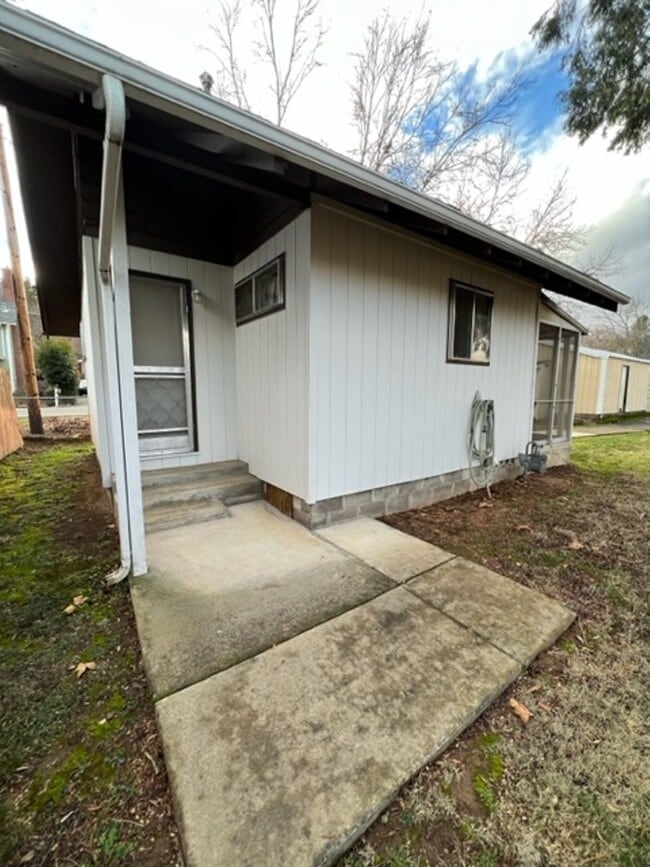310 8th St in Jacksonville, OR - Building Photo - Building Photo