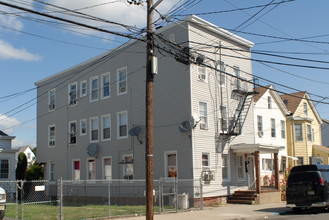 31 Robert St in Paterson, NJ - Foto de edificio - Building Photo