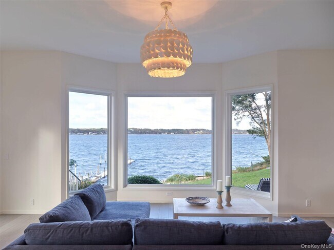 2 Sun Ct in Hampton Bays, NY - Building Photo - Building Photo