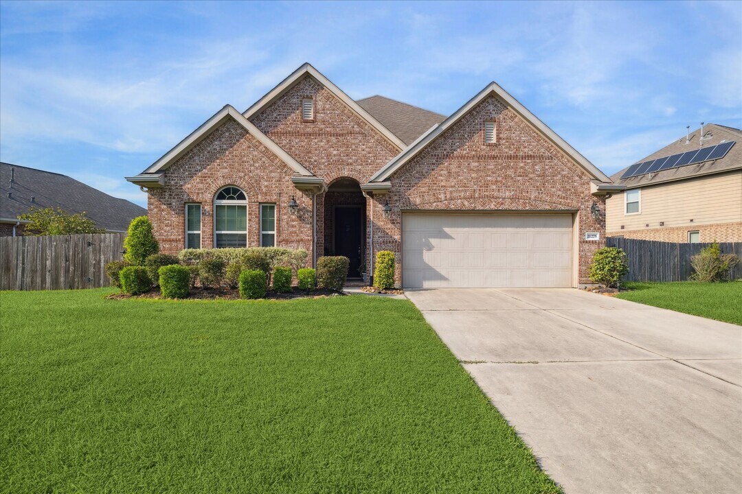 21275 Auburn Fields Dr in Porter, TX - Building Photo