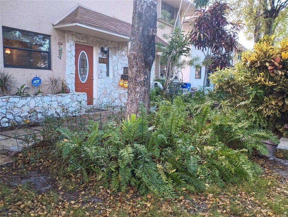 2192 NE 171st St in North Miami Beach, FL - Building Photo