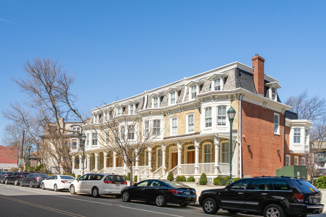 Serpentine Apartments in Philadelphia, PA - Building Photo