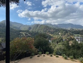 119 Muerdago Rd in Topanga, CA - Foto de edificio - Building Photo