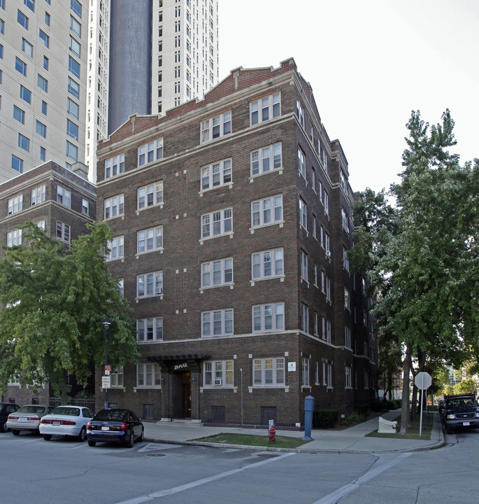 903 Kilbourn in Milwaukee, WI - Building Photo